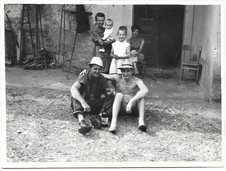 Jože Posega in brat Edo(sedita), zadaj mama Viktorija in Edova žena Dragica ter mlajši sestrični – kopija – kopija – kopija